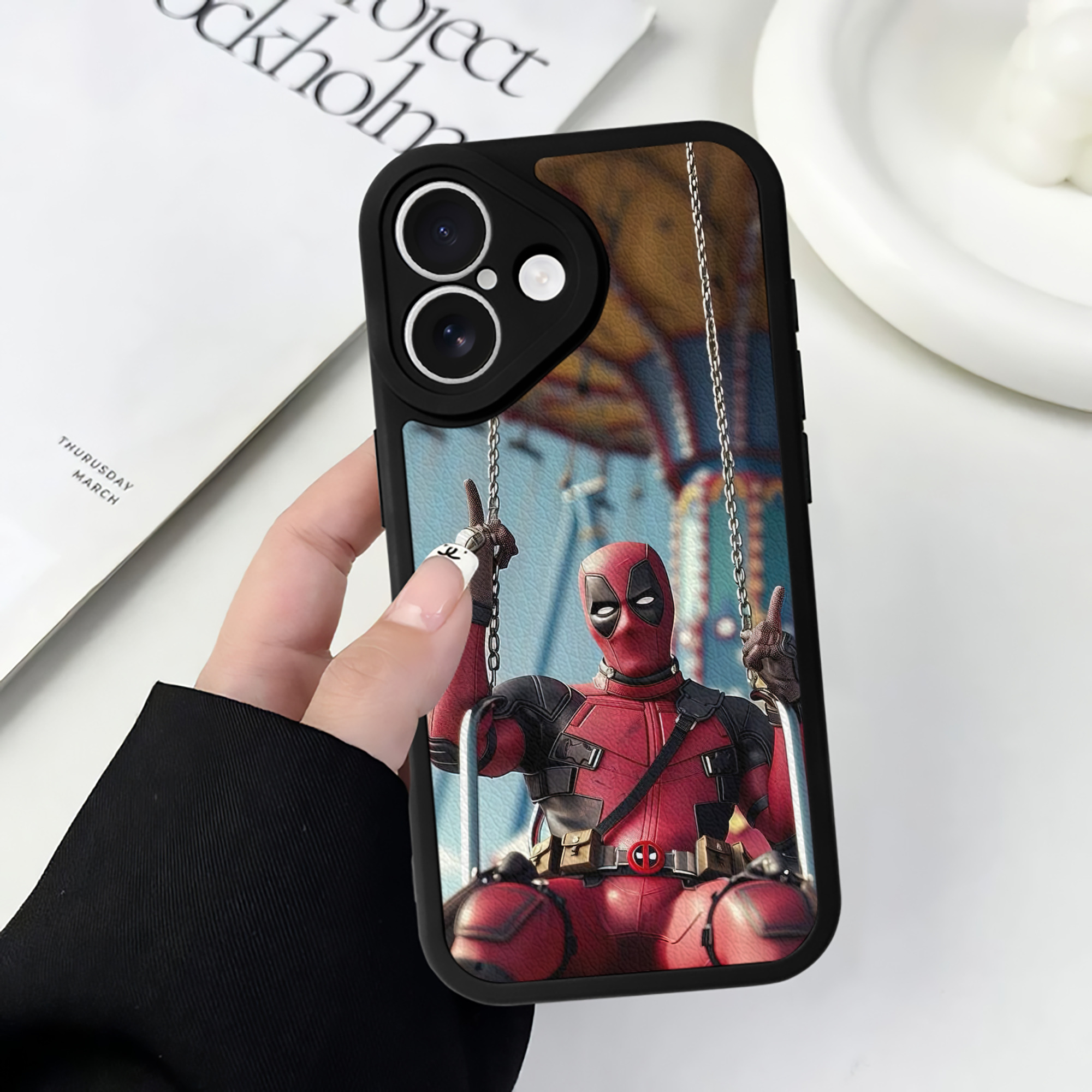 （画像用） Deadpool デッドプール 【iPhone 16シリーズ対応】シリコンスマホケース（レザー調） 材質：シリコン